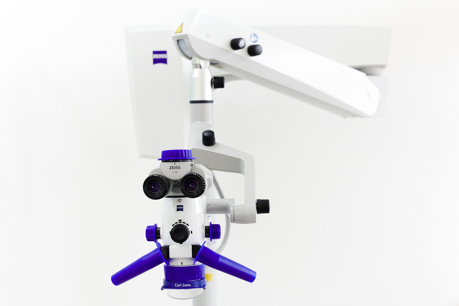 Mikroskop Zeiss używany w leczeniu kanałowym w klinice Stomamed